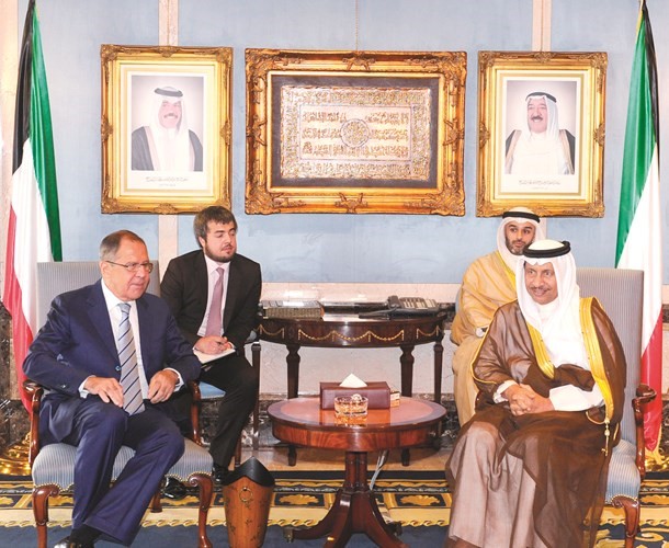 سمو رئيس الوزراء الشيخ جابر المبارك مستقبلا سيرغي لافروف ﻿