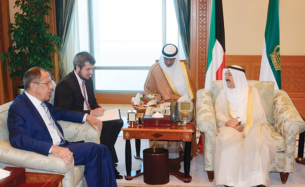 صاحب السمو الأمير الشيخ صباح الأحمد مستقبلا وزير الخارجية الروسي سيرغي لاڤروڤ