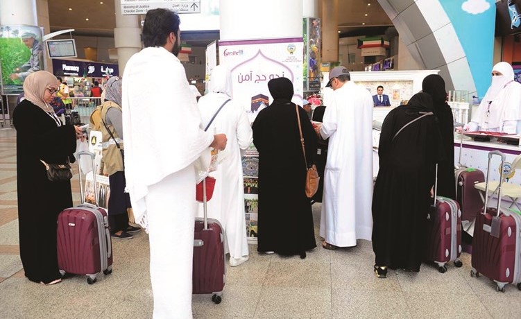 الحجاج في مطار الكويت الدولي أثناء مغادرتهم إلى الأراضي المقدسة﻿