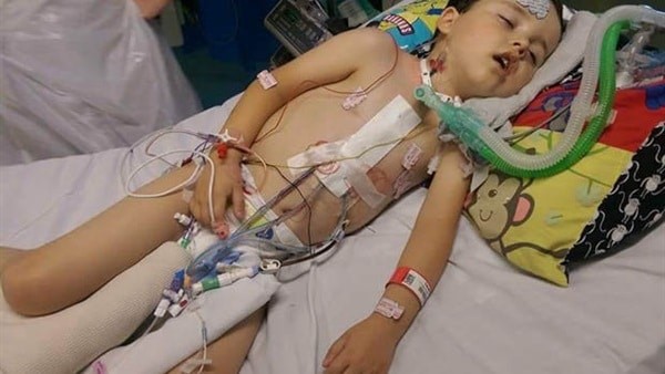 بالصور.. طفل بنصف قلب يجري 60 عملية جراحية ويفوز بالجوائز