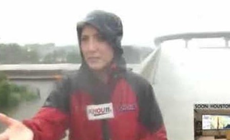 بالفيديو.. هكذا خاطر فريق قناة أميركية بحياته لمواصلة البث وتغطية إعصار "هارفي"