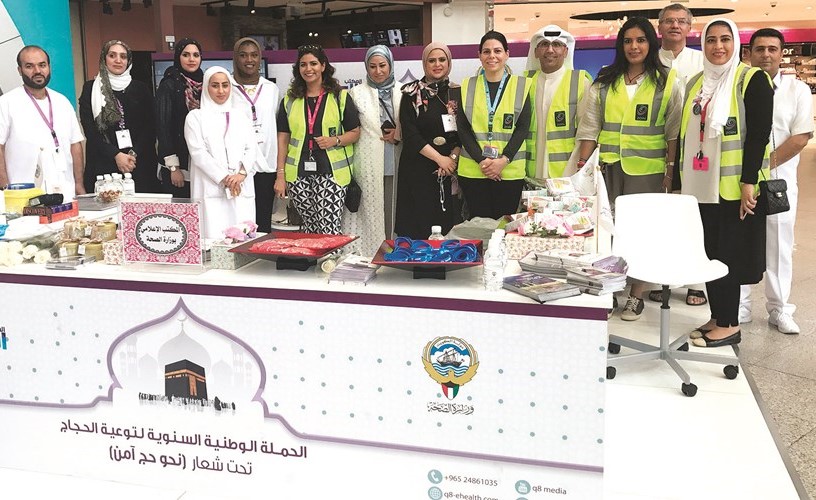 فريق زين التطوعي مع مسؤولي المكتب الإعلامي بوزارة الصحة في مطار الكويت﻿