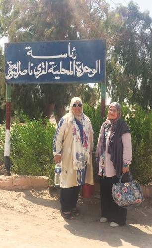 أزهار محمد خلال جولتها مع الزميلة هناء السيد بمركز ناصر الثورة ﻿