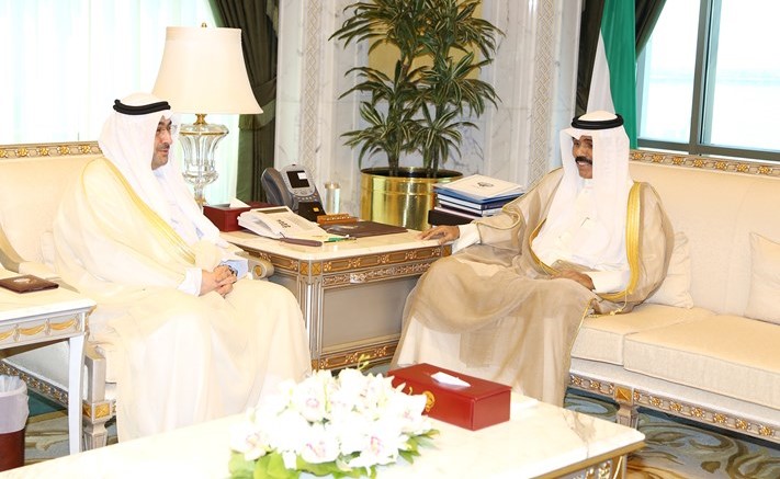 سمو ولي العهد الشيخ نواف الأحمد مستقبلا السفير صادق معرفي ﻿