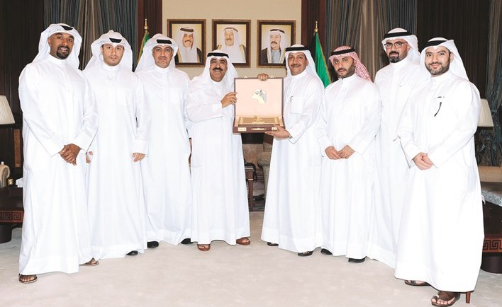 الشيخ مشعل الأحمد خلال استقباله أعضاء مجلس إدارة جمعية الطيارين ومهندسي الطيران﻿