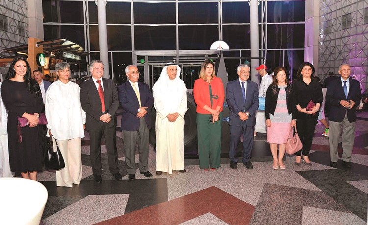 د.عدنان شهاب ود.سميرة السيد عمر وسامي الرشيد، وم.رنا النيباري وم.رنا الفارس وعدد من الحضور في لقطة جماعية	(شانافاس قاسم)﻿