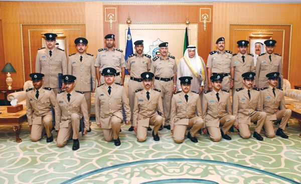 الشيخ خالد الجراح والفريق محمود الدوسري مع كوكبة من الضباط خريجي أميركا وبريطانيا والشارقة