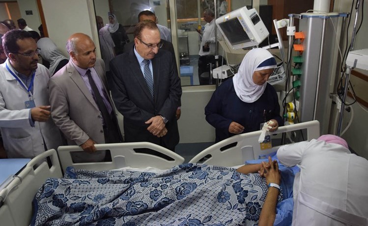 محافظ بني سويف يطمئن على احد المصابين﻿