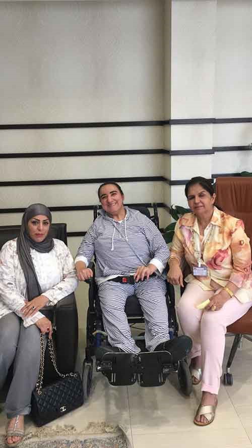 بالفيديو .. عبير العجمي تتسلم كرسيها المتحرك بتوجيهات من وزيرة الشوون