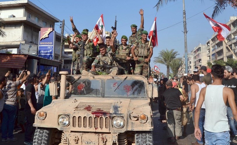 بلدية القبيات في عكار وفعالياتها السياسية والدينية والكشفية يستقبلون قيادة وضباط ورتباء وجنود فوج العائدين عقب مشاركتهم في فجر الجرود امس	(محمود الطويل)﻿