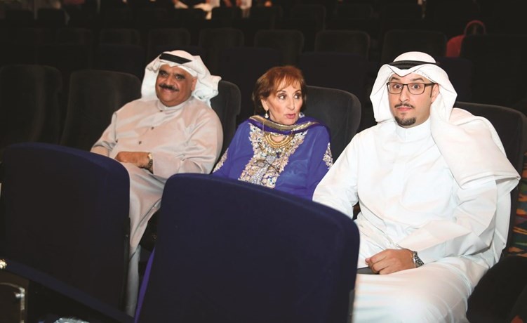 رجاء البدر تتوسط المؤلف مزيد المعوشرجي والفنان داود حسين﻿