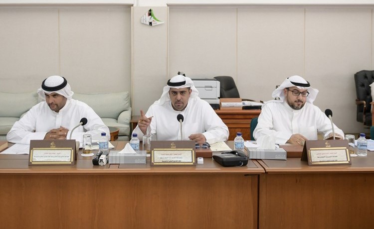 أسامة الشاهين وراكان النصف ويوسف الفضالة اثناء اجتماع اللجنة﻿