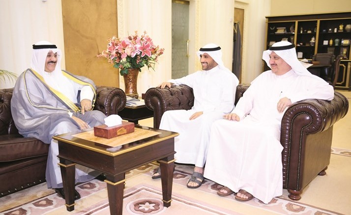 الرئيس مرزوق الغانم مع السفير حيات ويبدو عيسى الكندري﻿