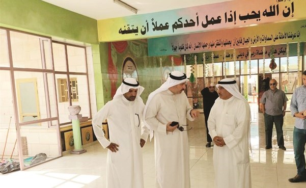 د.محمد الفارس خلال جولته باحدى المدارس ﻿