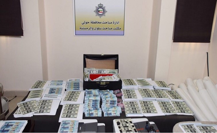 العملات المزورة وماكينة التصوير والاوراق المستخدمة أحيلت للنيابة﻿