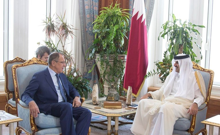  أمير قطر صاحب السمو الشيخ تميم بن حمد ثاني ووزير الخارجية الروسي سيرغي لافروف خلال مباحثاتهما في الدوحة امس	(رويترز) ﻿