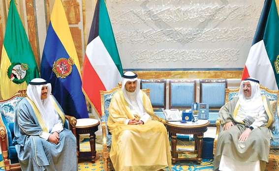صاحب السمو الأمير الشيخ صباح الأحمد لدى استقباله الوزير أنس الصالح وجمال الجلاوي