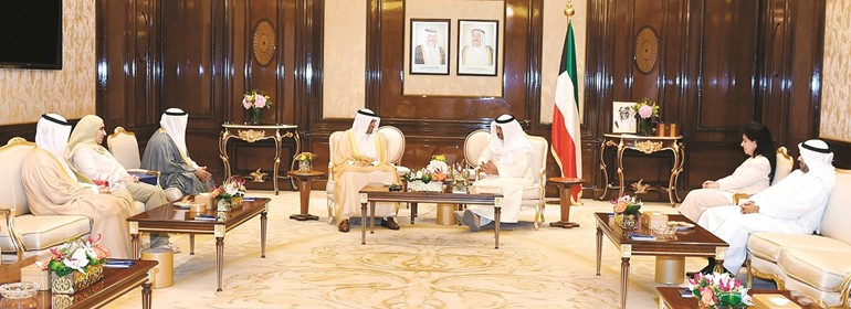 سمو رئيس الوزراء الشيخ جابر المبارك خلال استقباله جمال الجلاوي وأسيل المنيفي ود.غازي العنزي﻿