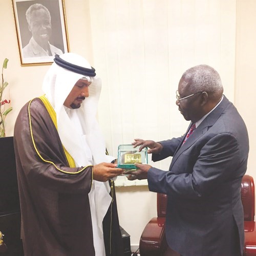نائب رئيس زنجبار السفير سيف علي عيدي خلال لقائه سفيرنا لدى تنزانيا جاسم الناجم ﻿