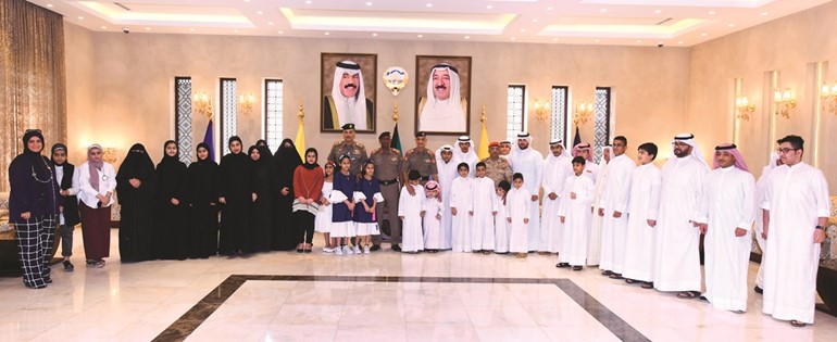  اللواء الركن وليد عبداللطيف السردي خلال استقباله أبناء الشهداء ﻿