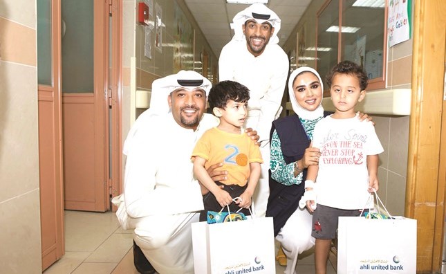 وفد البنك خلال زيارة المستشفى﻿