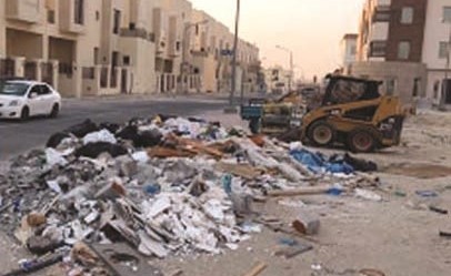 رفع المخلفات من أحد الشوارع﻿
