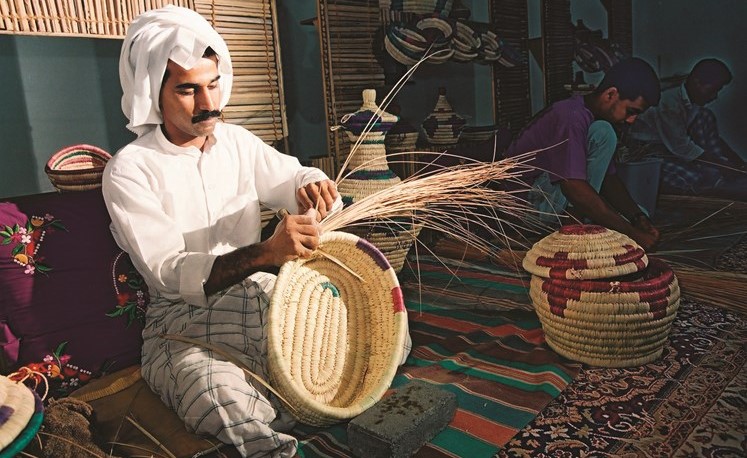 الزيبل والأيدة والقفة والرك والكافود.. صناعات شعبية من النخيل