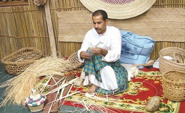 الزيبل والأيدة والقفة والرك والكافود.. صناعات شعبية من النخيل