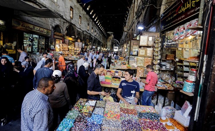 جانب من عمليات التسوق في سوق البذورية الشعبي في دمشق امس	(أ.ف.پ)﻿
