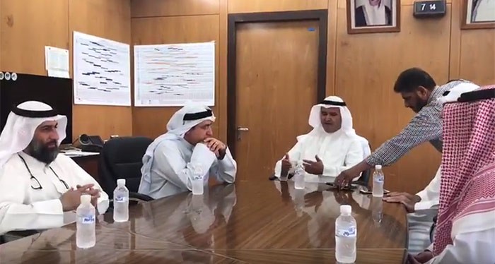 وزير الكهرباء والماء عصام المرزوق متحدثا الى مدير وموظفي محطة الدوحة الغربية خلال جولته على العاملين فيها لتهنئتهم بالعيد صباح اليوم بحضور وكيل الوزارة محمد بوشهري
