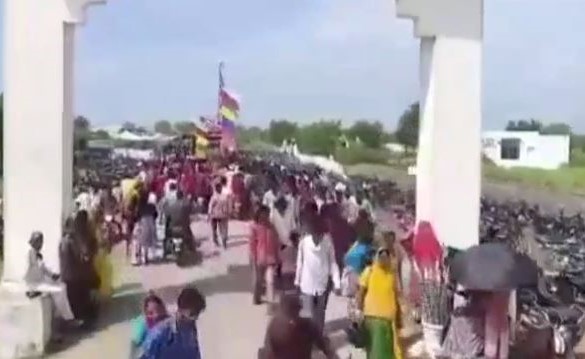 بالفيديو.. رجال يتعرضون لصعق كهربائي أثناء احتفال
