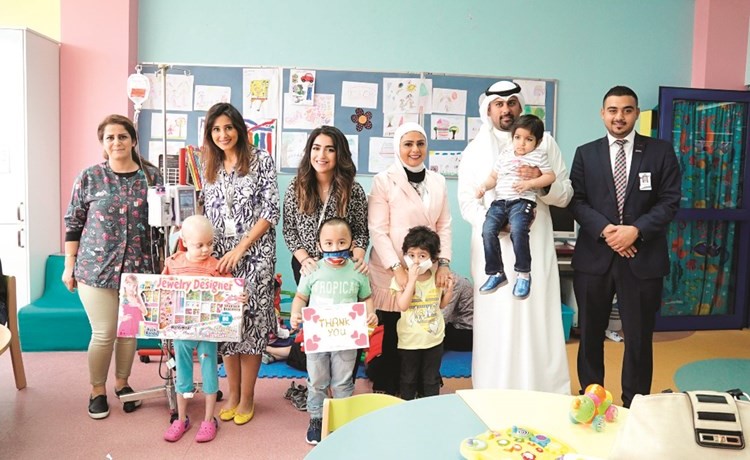 لقطة جماعية خلال زيارة الوطني لمستشفى بنك الكويت الوطني﻿