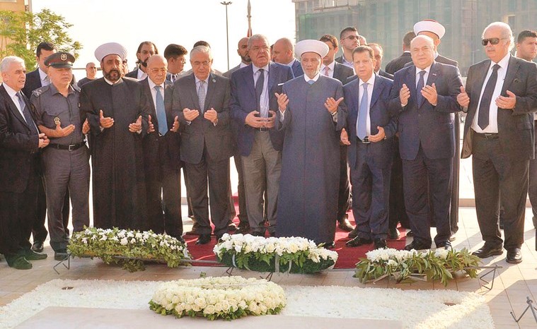 مفتي لبنان الشيخ عبد اللطيف دريان وممثل رئيس الحكومة الوزير نهاد المشنوق امام ضريح الرئيس الشهيد رفيق الحريري امس(محمود الطويل)﻿