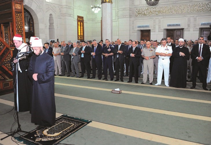 الرئيس عبد الفتاح السيسي وكبار رجال الدولة يؤدون صلاة عيد الأضحى المبارك في مسجد محمد كريم بالإسكندرية﻿