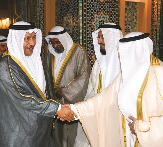 سمو رئيس الوزراء الشيخ جابر المبارك مصافحا الحضور ﻿