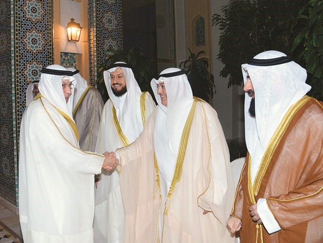 الشيخ خالد الجراح مصافحا وليد العمار بحضور وليد الشعيب ﻿