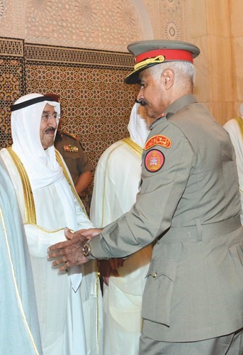 صاحب السمو الامير مصافحا الفريق الركن محمد الخضر ﻿