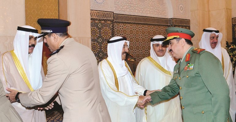 صاحب السمو الامير مصافحا الفريق الركن م. هاشم الرفاعي وسمو ولي العهد مصافحااللواء فيصل النواف﻿