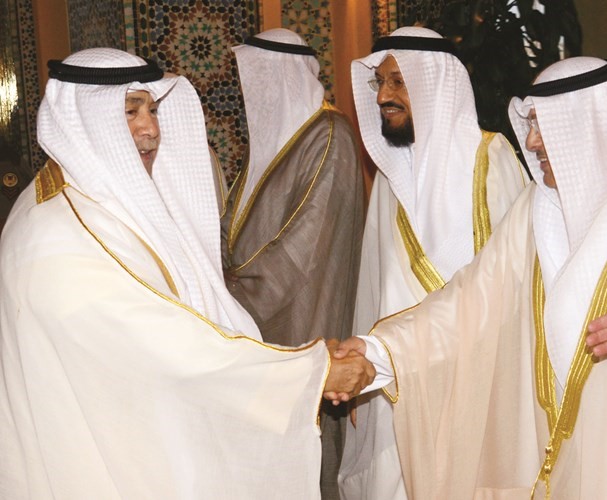 الفريق متقاعد سليمان الفهد مصافحا الحضور في المسجد الكبير﻿