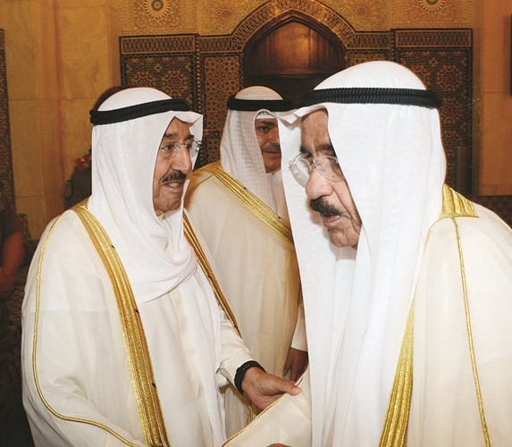 صاحب السمو الامير مصافحا الشيخ فيصل السعود ﻿
