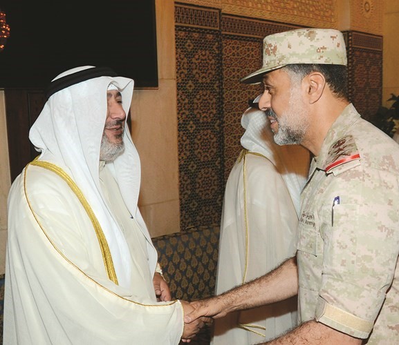 الشيخ فهد الجابر مصافحا الفريق ركن الشيخ عبدالله النواف﻿