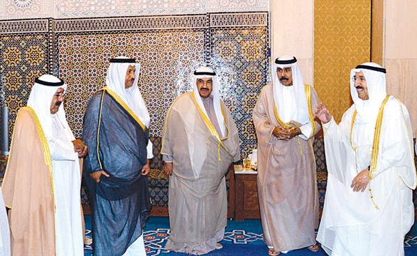 صاحب السمو الأمير الشيخ صباح الأحمد في المسجد الكبير وبجواره سمو ولي العهد الشيخ نواف الأحمد وسمو الشيخ ناصر المحمد وسمو الشيخ جابر المبارك والشيخ ناصر صباح الأحمد