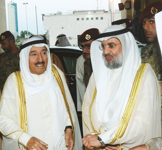 صاحب السمو الامير مصافحا الوزير عبدالرحمن المطوع ﻿
