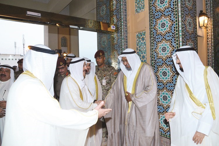 صاحب السمو الامير لدى وصوله الى المسجد الكبير ﻿