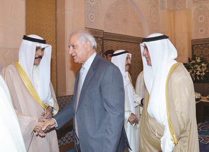 سمو ولي العهد الشيخ نواف الاحمد مصافحا د.بدر العيسى ﻿