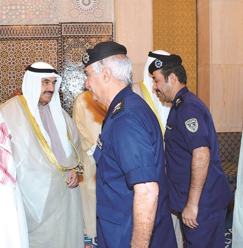 سمو الشيخ ناصر المحمد مصافحا اللواء إبراهيم الطراح واللواء عبدالعزيز الهاجري﻿