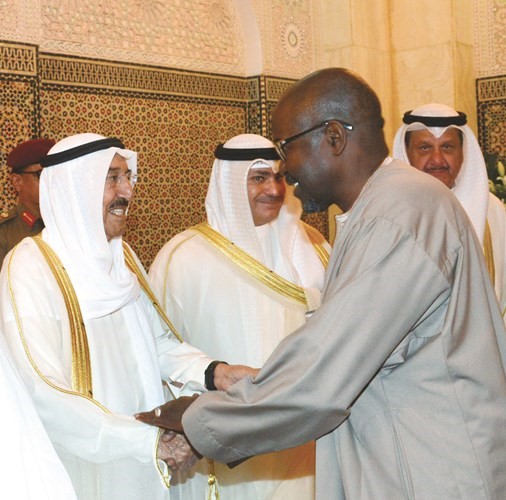 صاحب السمو مصافحا السفير عبدالاحد امباكي ﻿