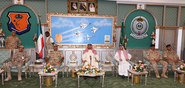 وزير الدفاع الشيخ محمد الخالد متوسطا رئيس الاركان وسفير الكويت لدى المملكة بقاعدة الملك خالد الجوية