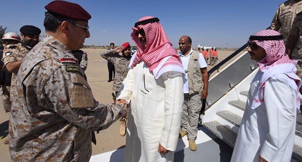 الشيخ محمد الخالد لحظة وصوله قاعدة الملك خالد الجوية