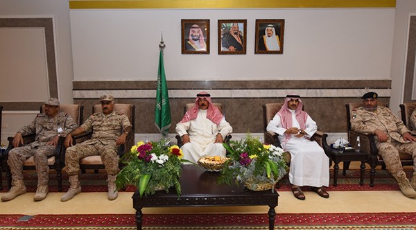 وزير الدفاع متوسطا رئيس الاركان وسفير البلاد لدى المملكة بالمنطقة الجنوبية